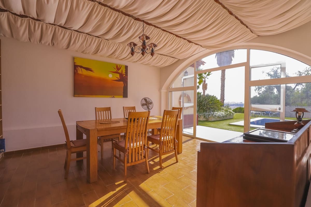 4 soveværelse Villa til salg i Vinuela med swimmingpool garage - € 595.000 (Ref: 9337061)