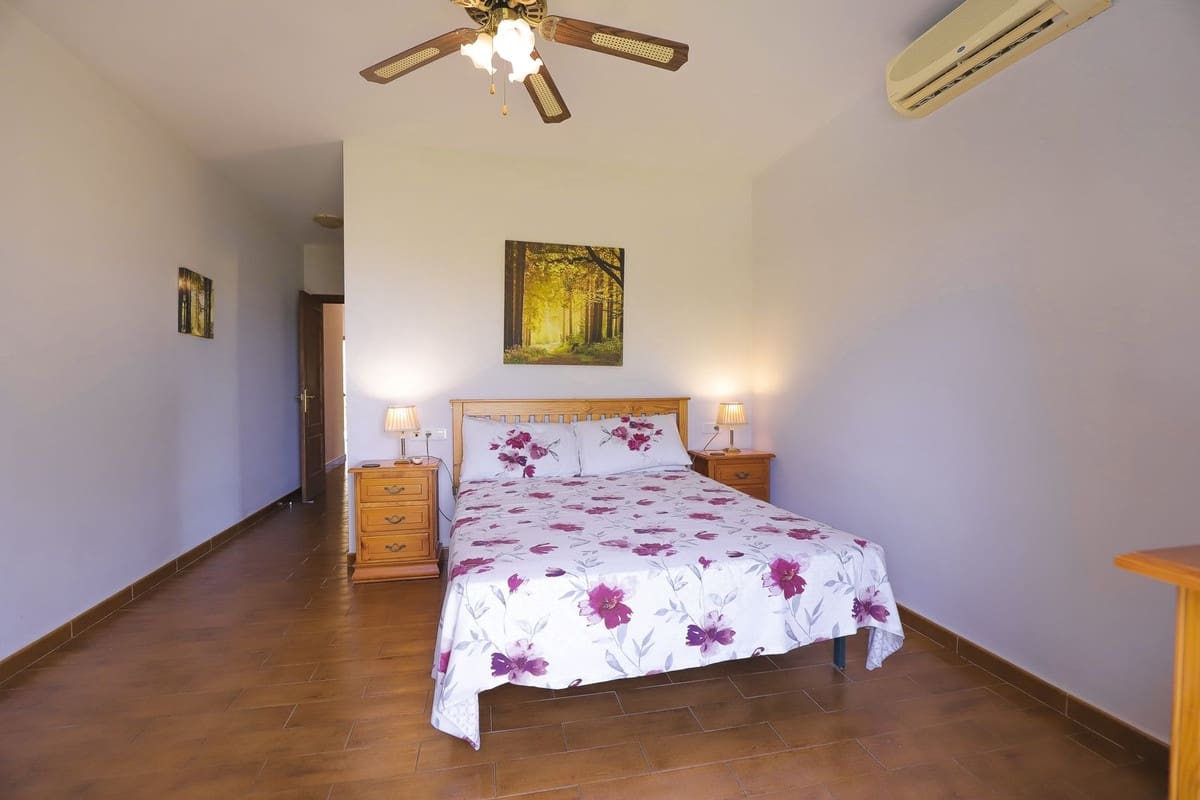 4 soveværelse Villa til salg i Vinuela med swimmingpool garage - € 595.000 (Ref: 9337061)