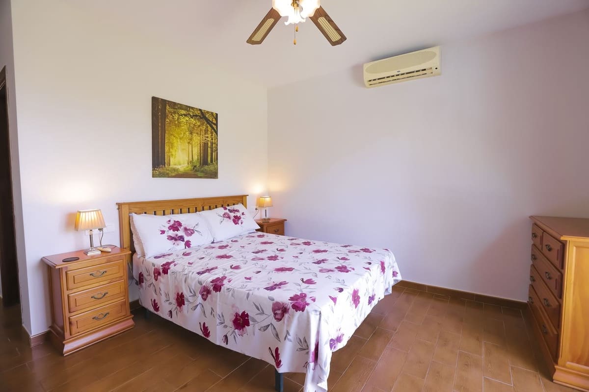 4 soveværelse Villa til salg i Vinuela med swimmingpool garage - € 595.000 (Ref: 9337061)