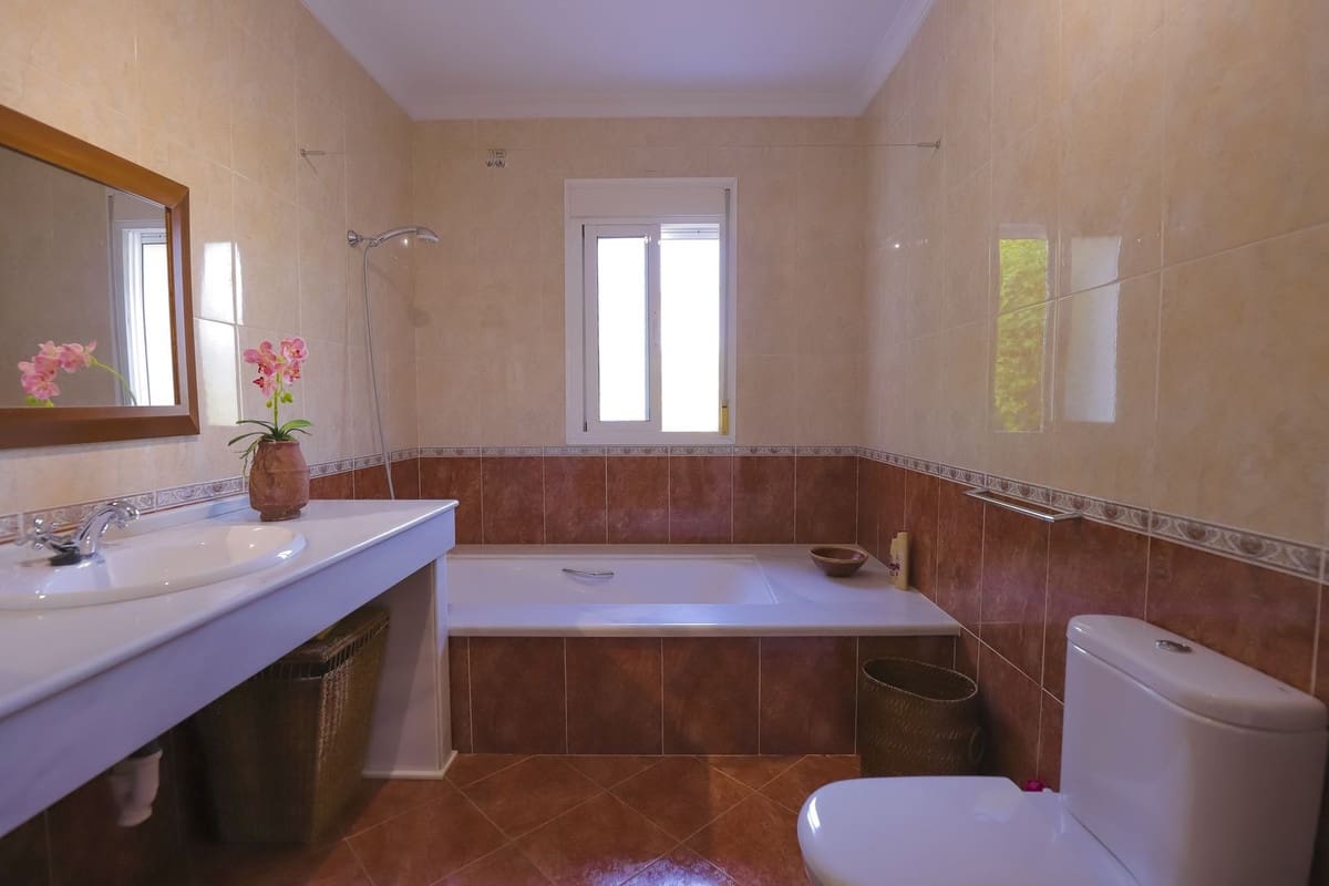 4 soveværelse Villa til salg i Vinuela med swimmingpool garage - € 595.000 (Ref: 9337061)