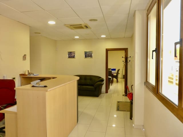 Kommersiell till salu i Cabopino, Marbella med garage - 685 000 € (Ref: 9337062)