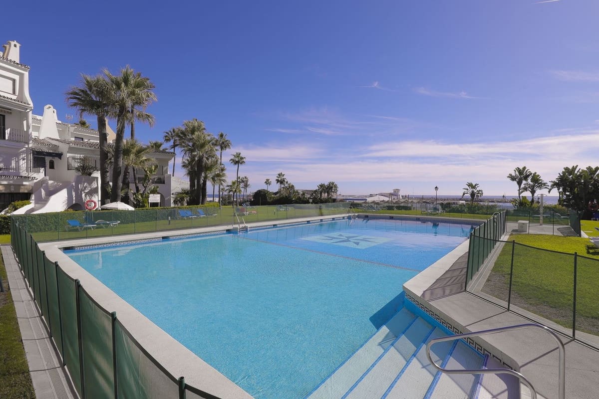 3 chambre Appartement à vendre à Cabopino avec piscine - 1 050 000 € (Ref: 9402688)