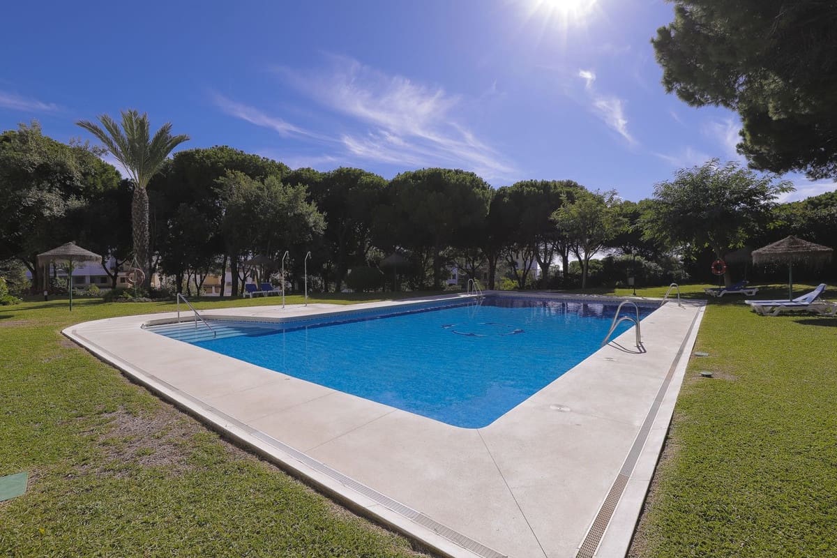 3 chambre Appartement à vendre à Cabopino avec piscine - 1 050 000 € (Ref: 9402688)