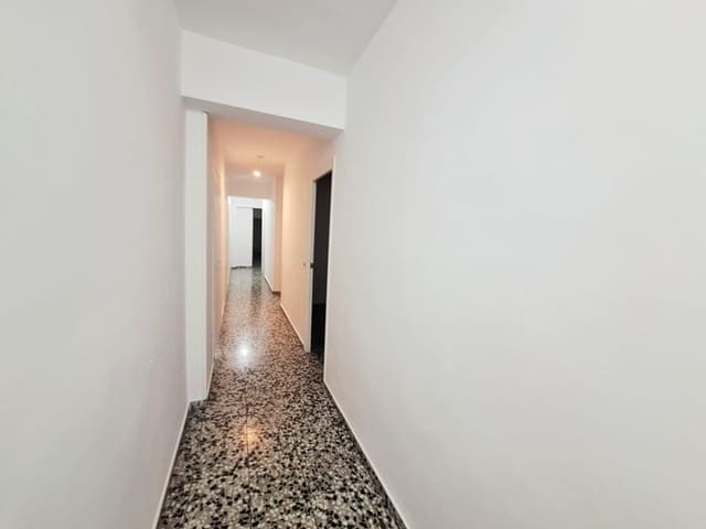 4 bedroom Flat for sale in Carcaixent - € 134,000 (Ref: 10005637)