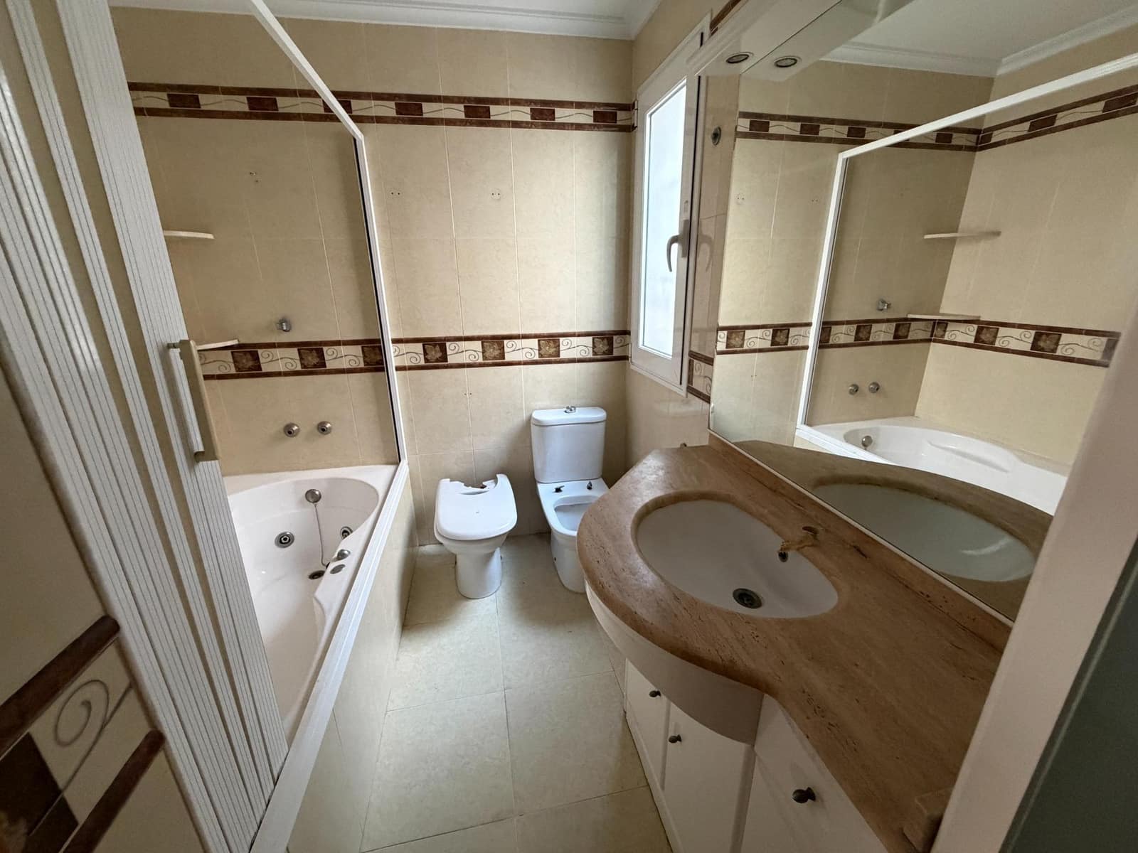 5 bedroom Flat for sale in Alzira - € 210,000 (Ref: 10055294)
