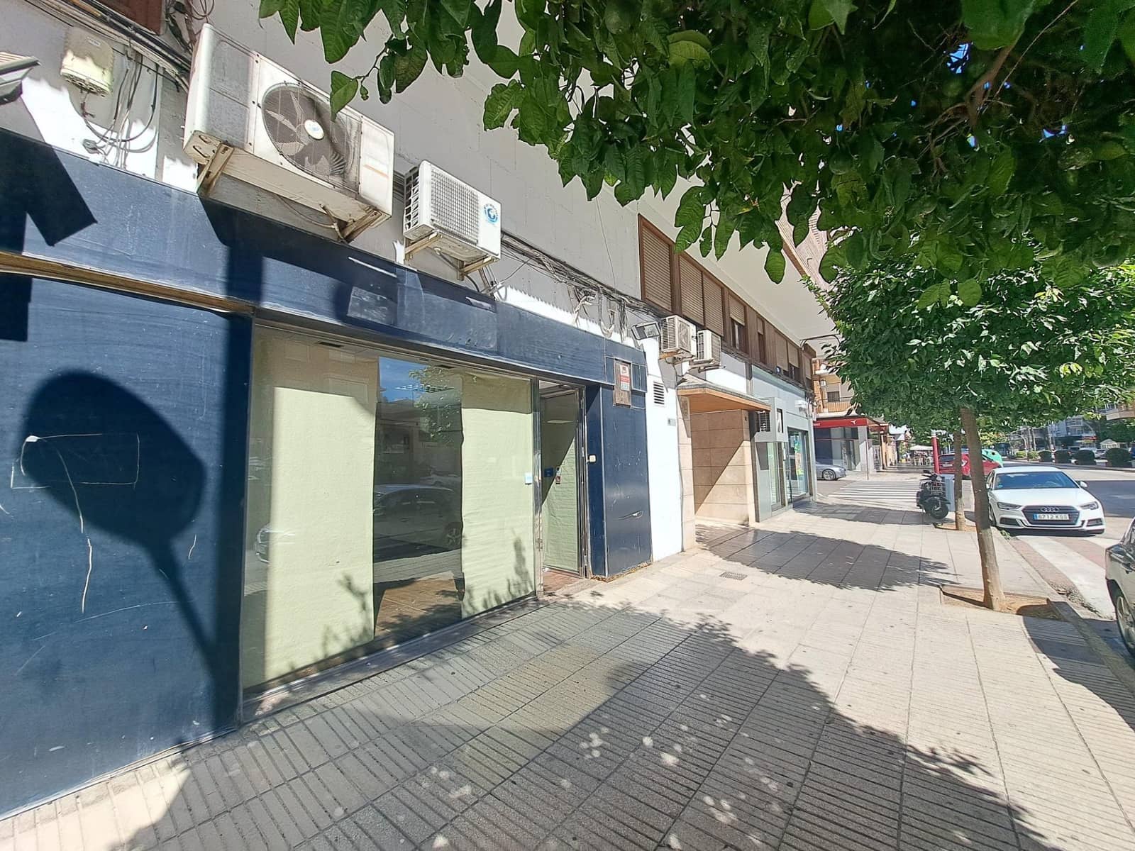 Commercial for rent in Alzira - € 700 (Ref: 10094684)