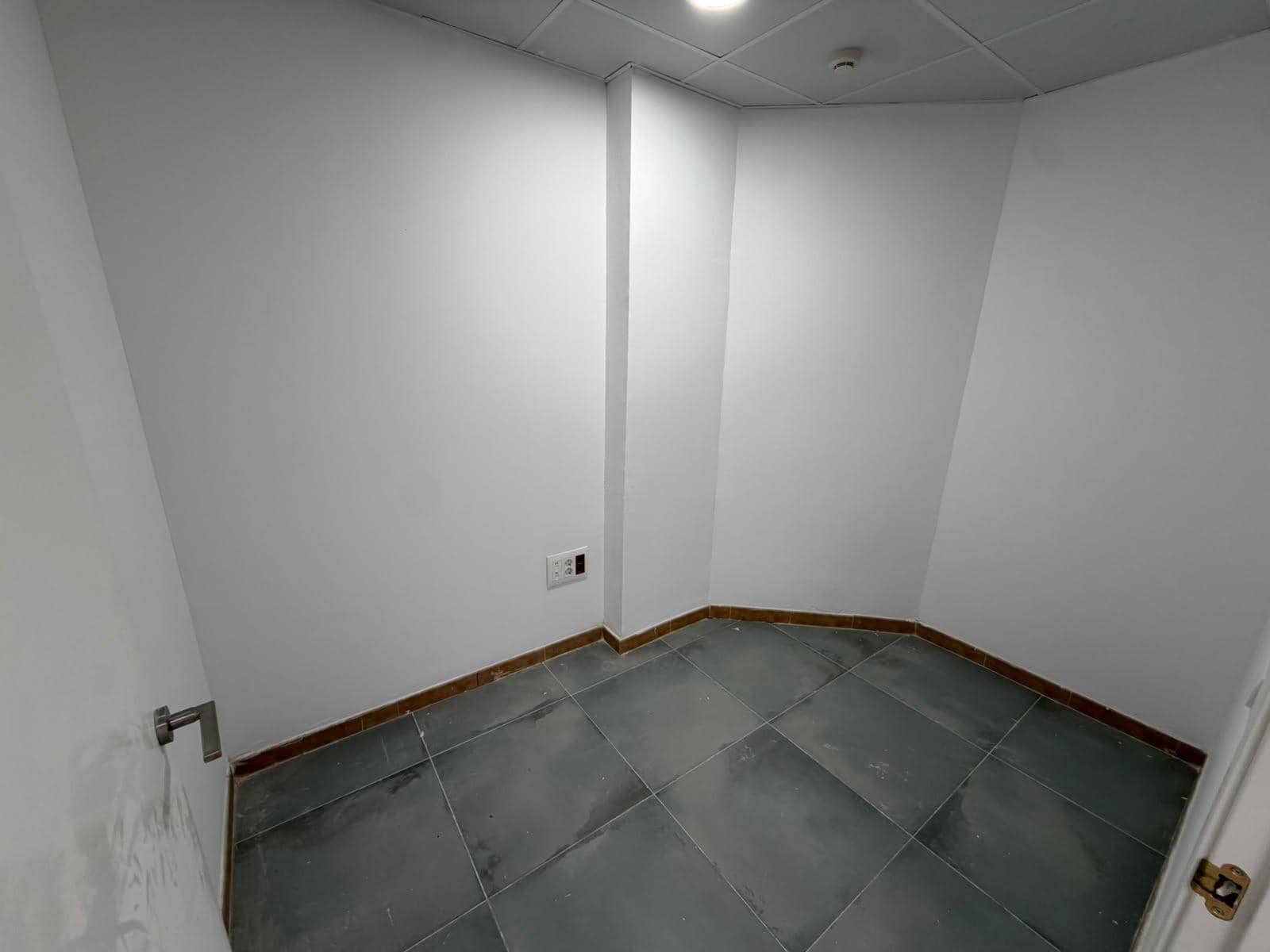 Commerciale da affittare in Alzira - 2.200 € (Rif: 10100456)