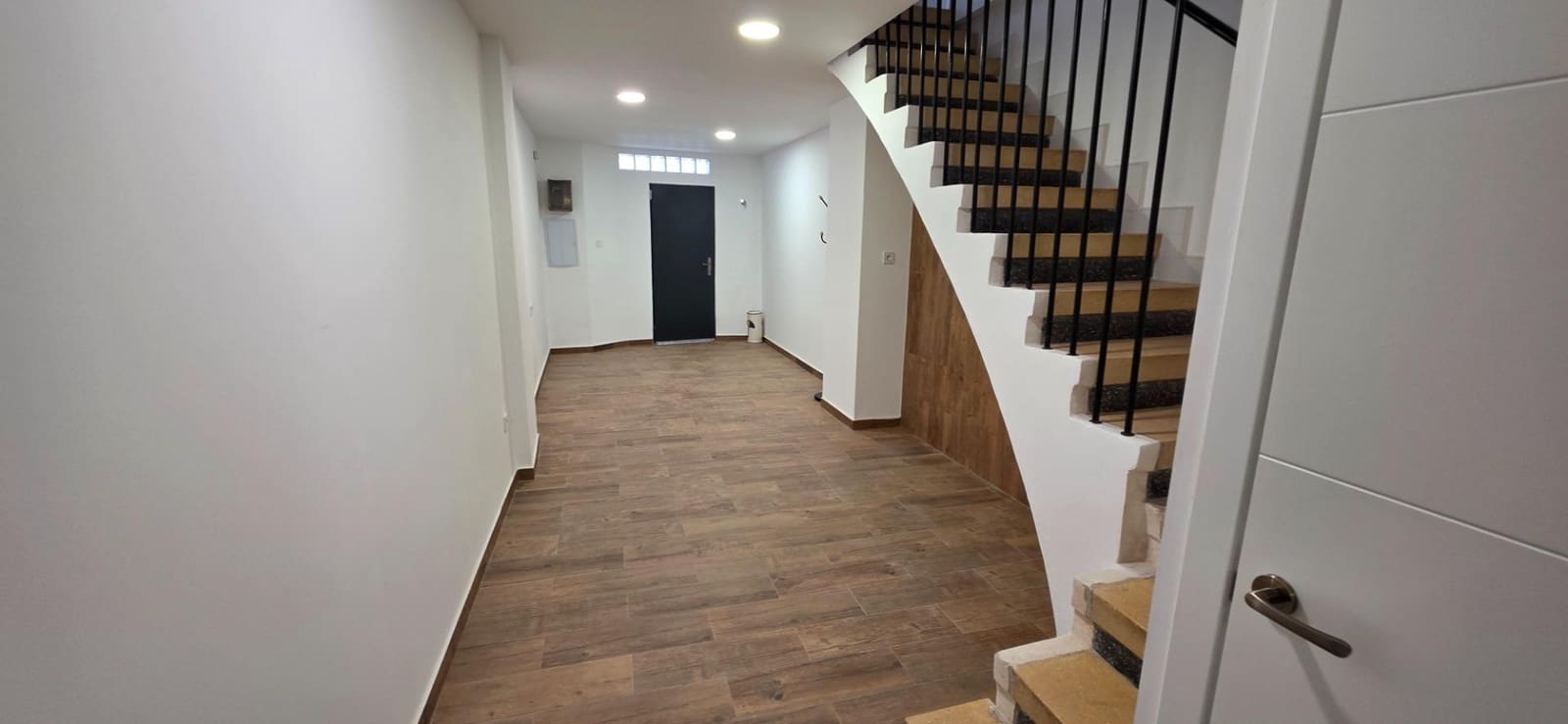 4 bedroom Townhouse for sale in Alzira - € 220,000 (Ref: 10180624)