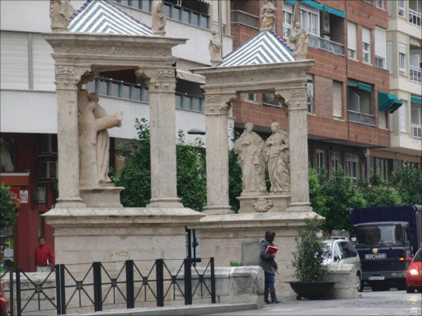 Commercial for sale in Alzira - € 80,000 (Ref: 6890874)