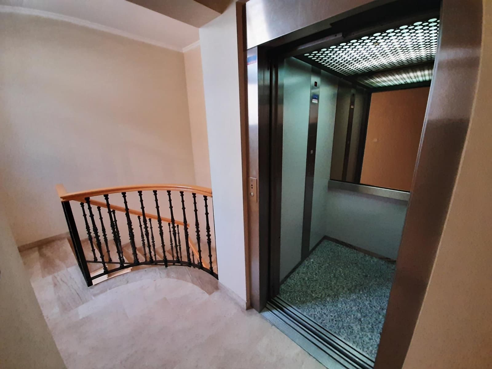 Office for rent in Alzira - € 475 (Ref: 7873640)