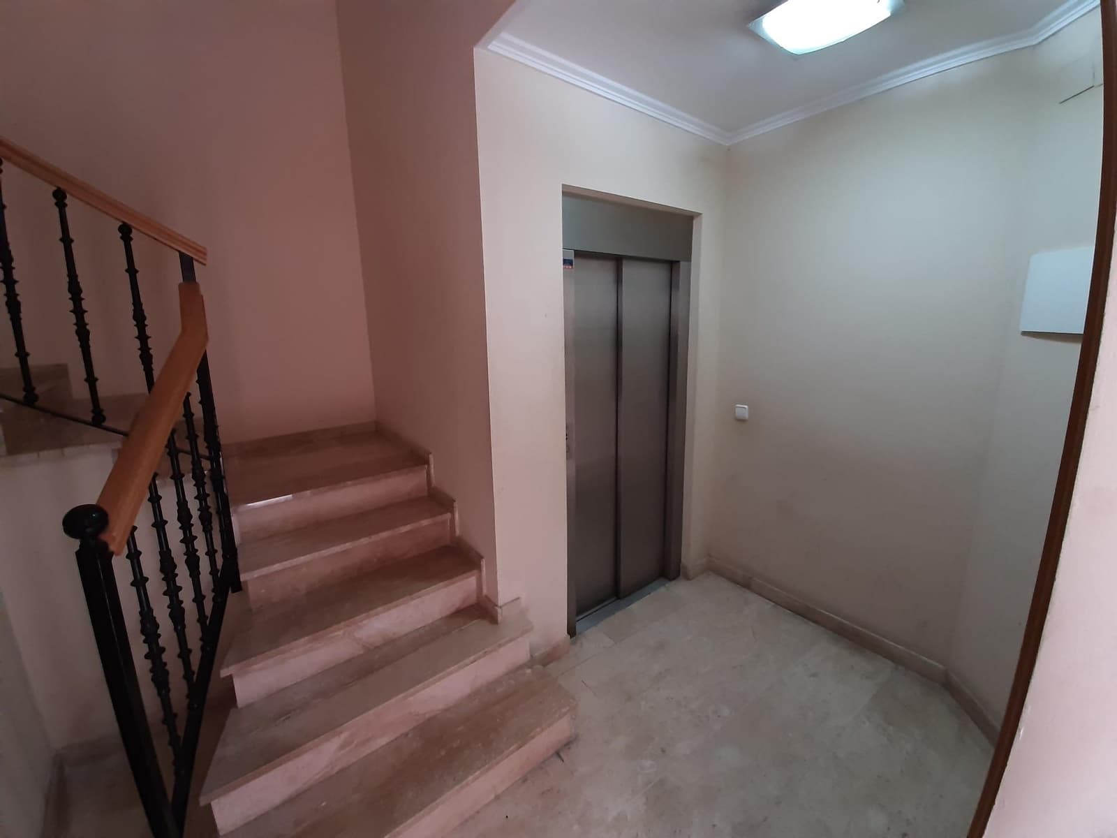 Office for rent in Alzira - € 475 (Ref: 7873640)