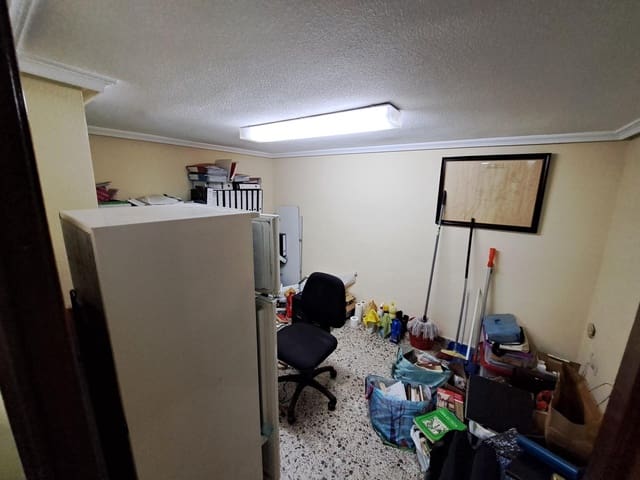 5 bedroom Office for rent in Alzira - € 700 (Ref: 8089463)