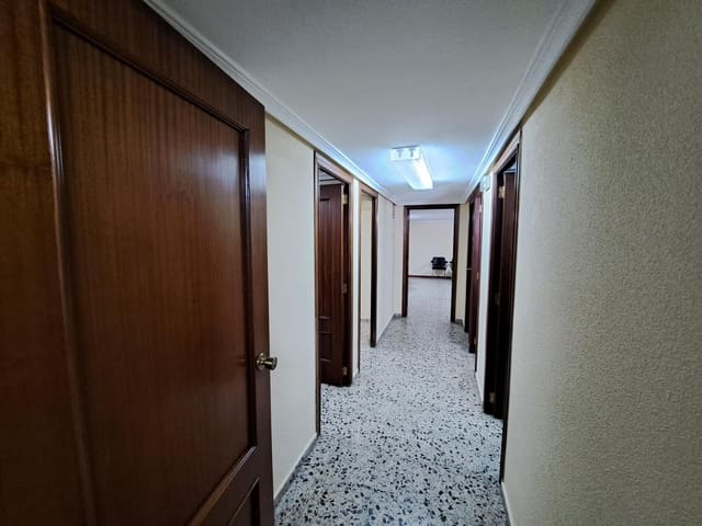 5 bedroom Office for rent in Alzira - € 700 (Ref: 8089463)