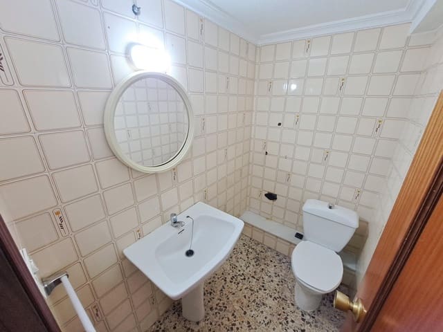 5 bedroom Office for rent in Alzira - € 700 (Ref: 8089463)