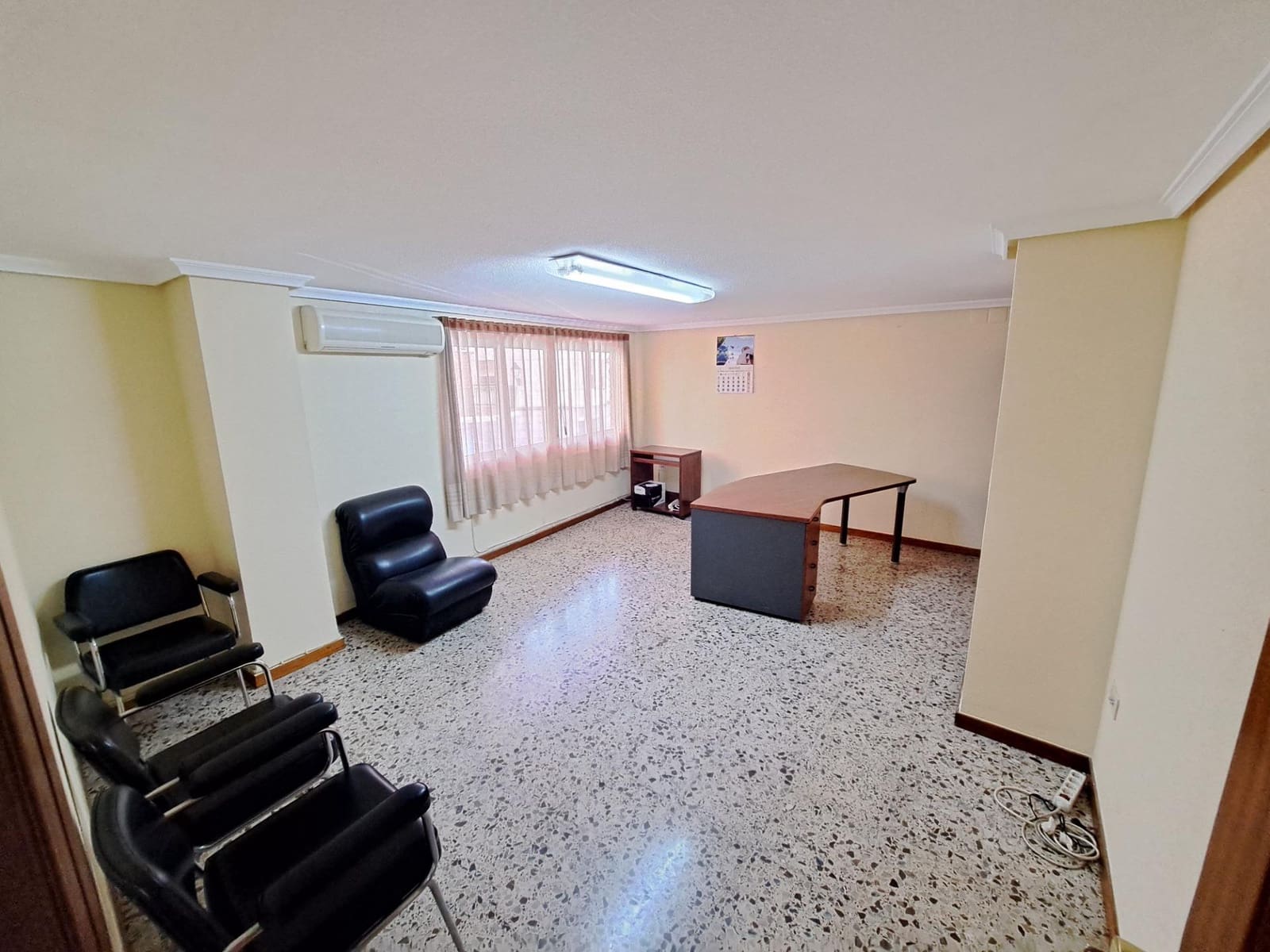 5 bedroom Office for rent in Alzira - € 700 (Ref: 8089463)