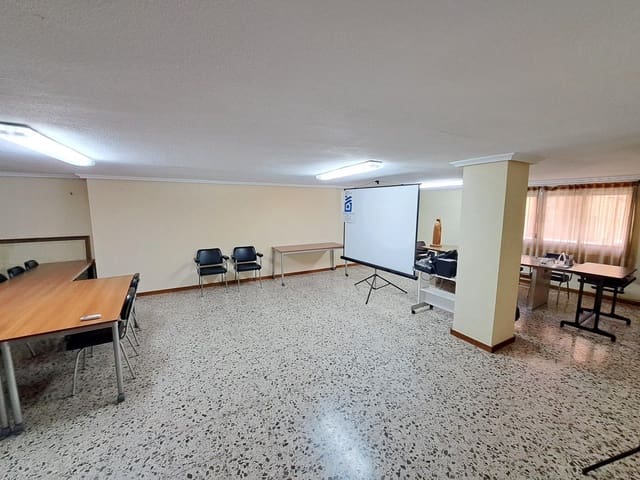 5 bedroom Office for rent in Alzira - € 700 (Ref: 8089463)