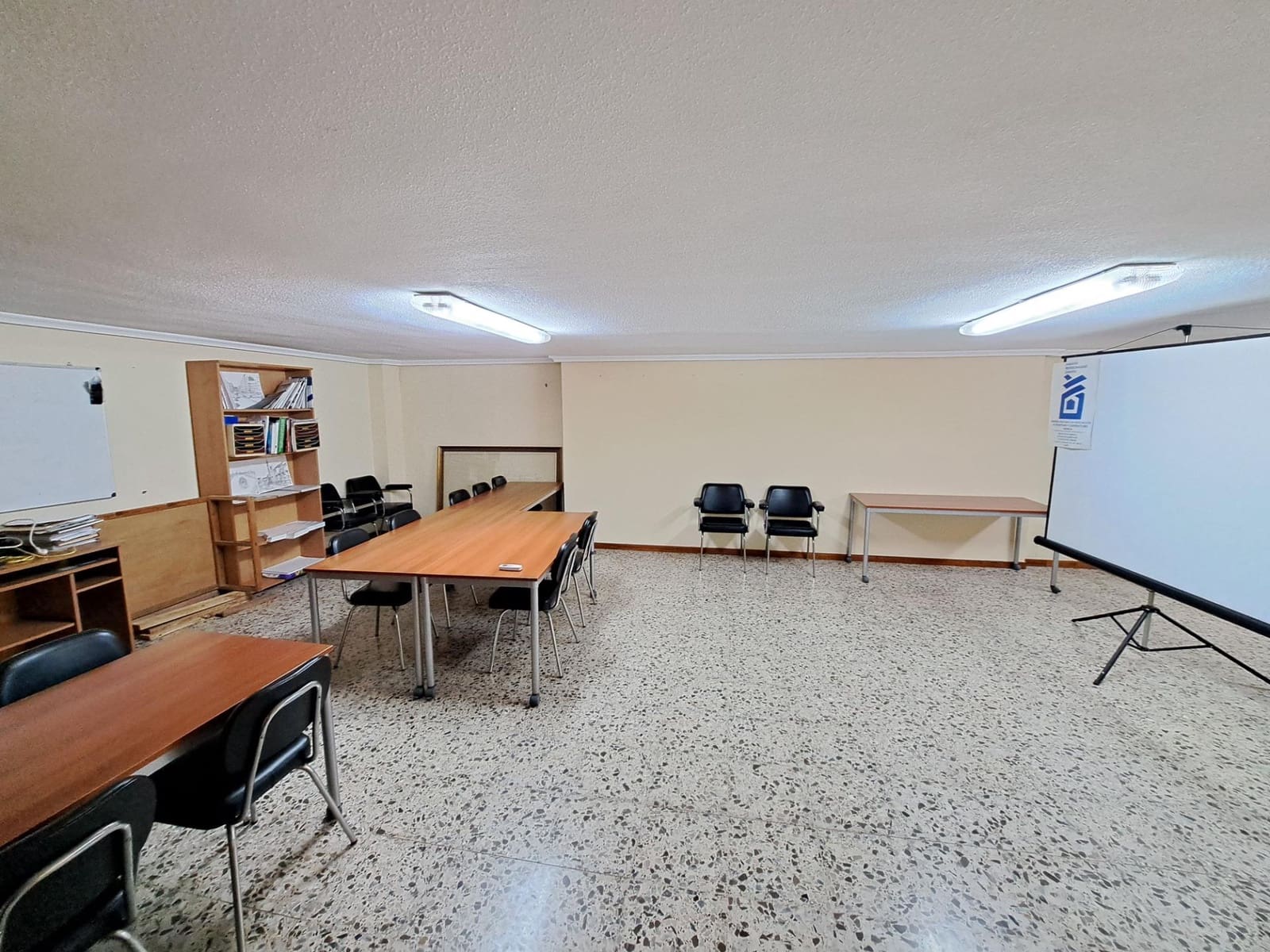5 soveværelse Kontor til leje i Alzira - € 700 (Ref: 8089463)