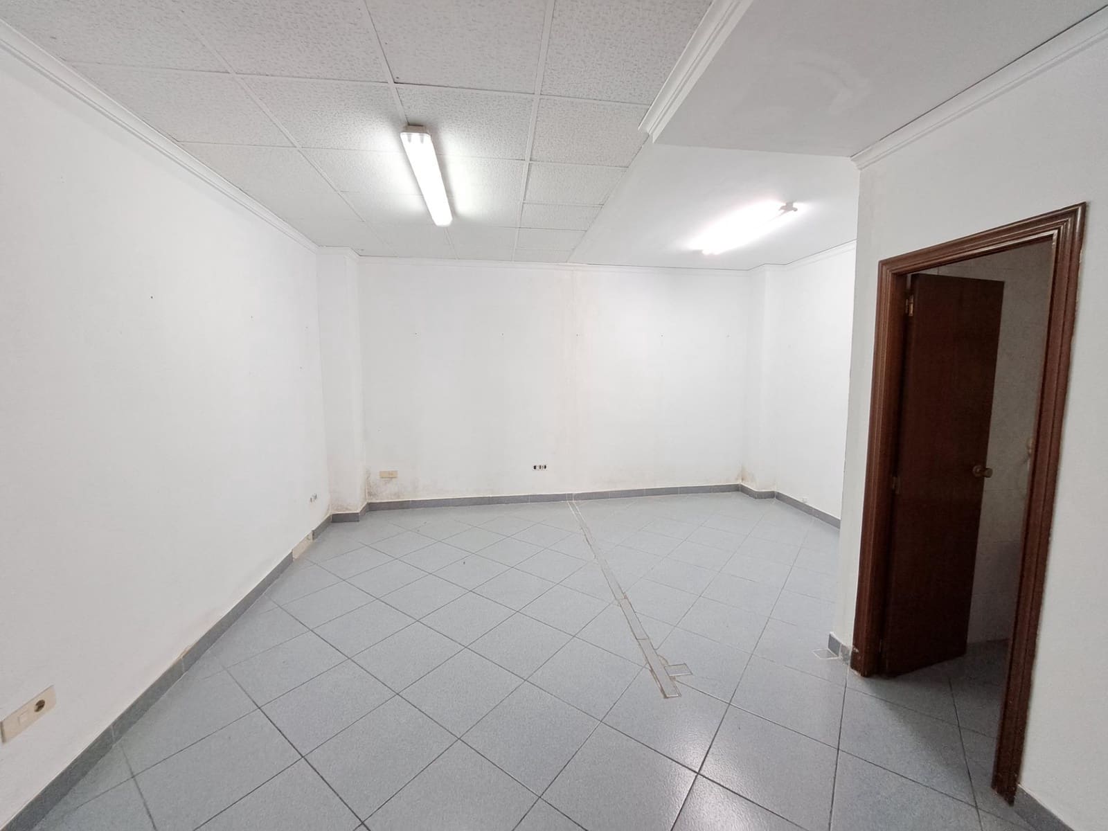 Kommersiell til leie i Alzira - € 950 (Ref: 8197679)