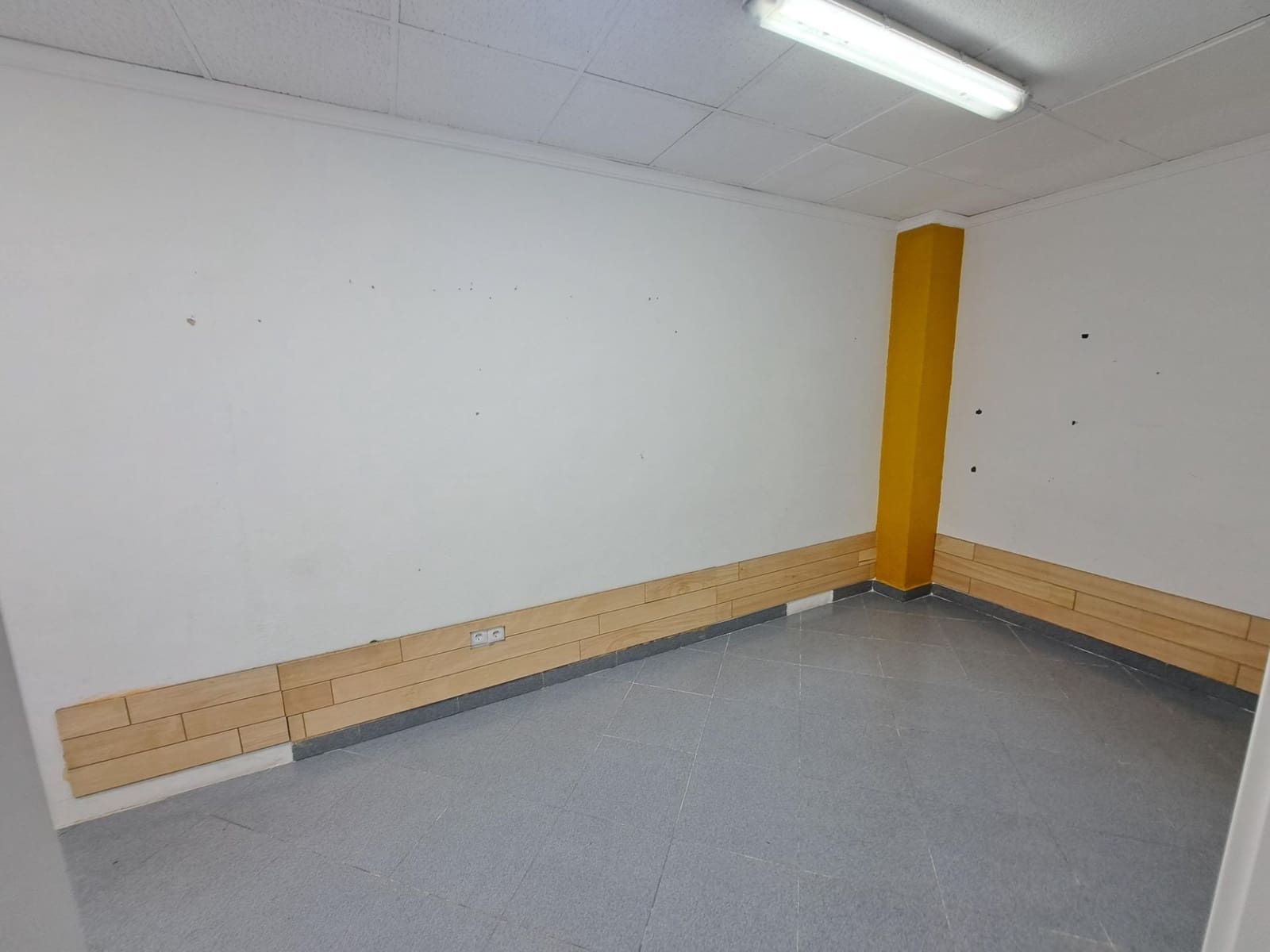 Commercial for rent in Alzira - € 950 (Ref: 8197679)