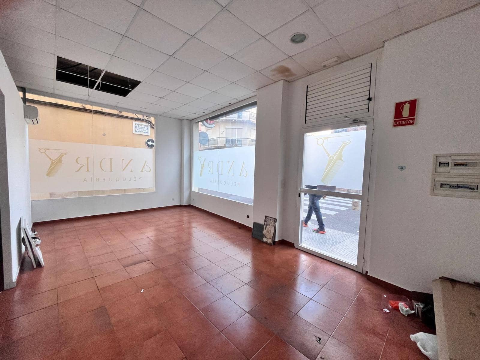 Commercial for sale in Carcaixent - € 65,000 (Ref: 8327706)