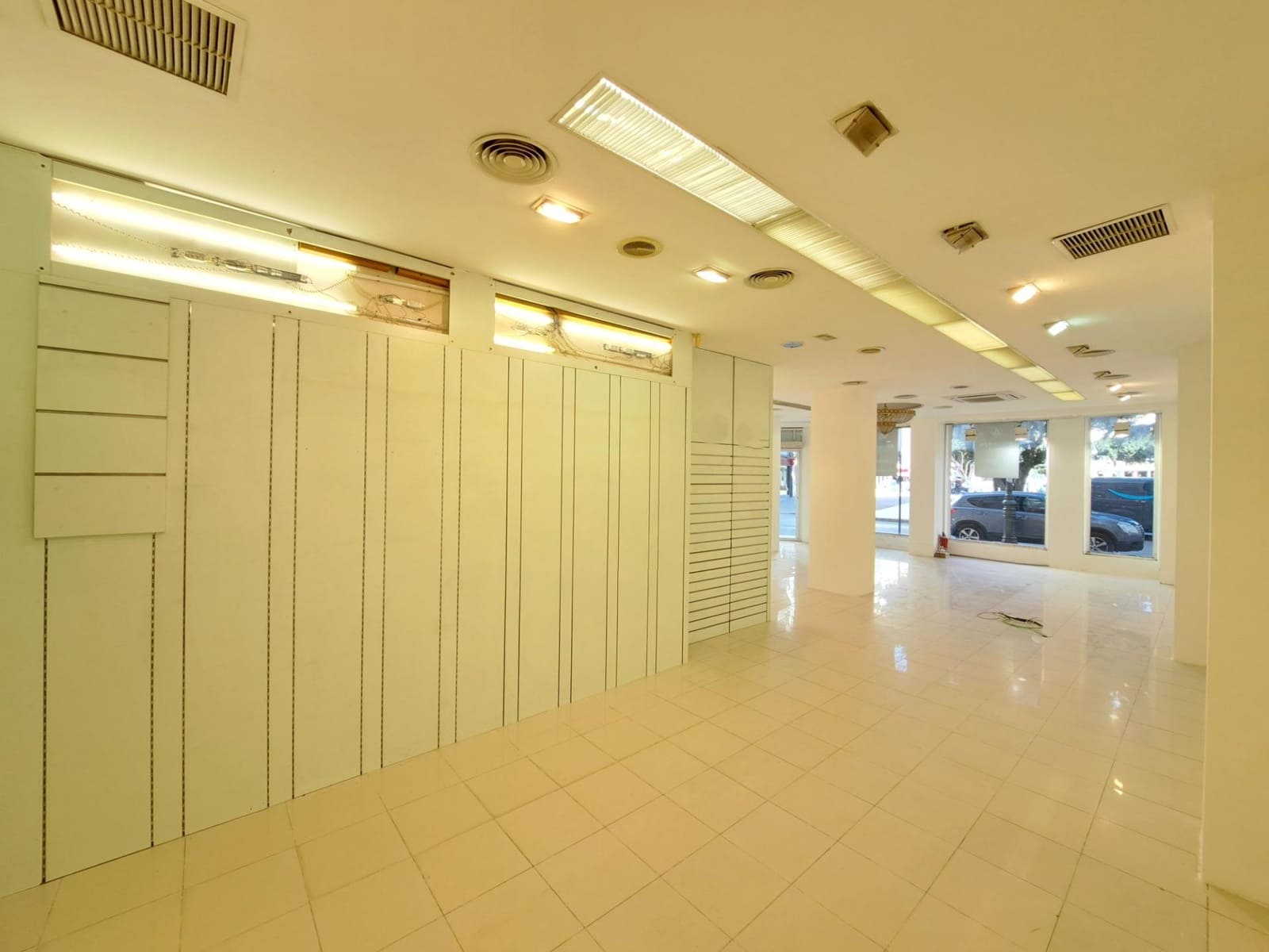 Comercial para arrendar em Alzira - 2 000 € (Ref: 8363172)