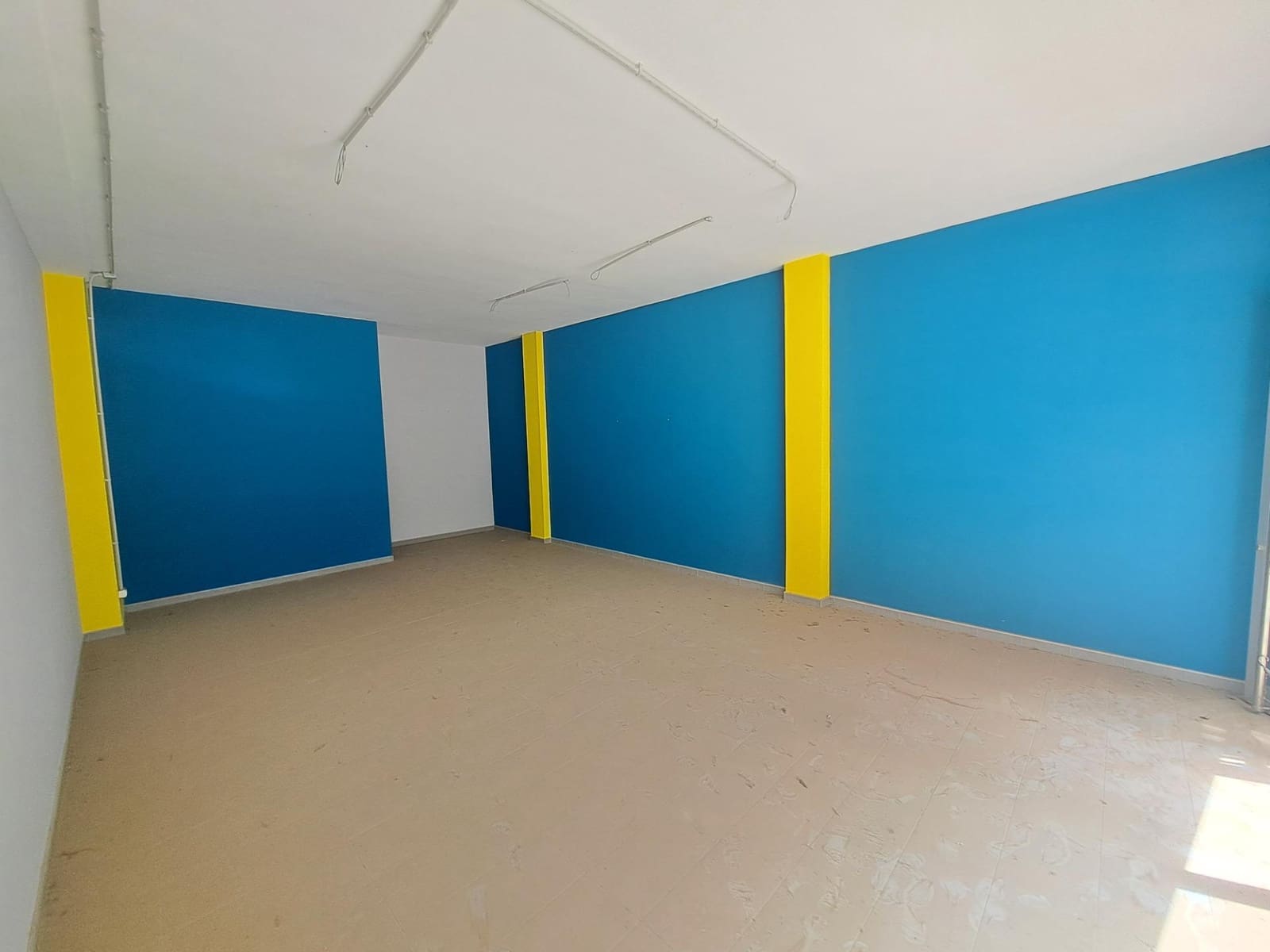 Commercial for rent in Alzira - € 1,200 (Ref: 8536791)