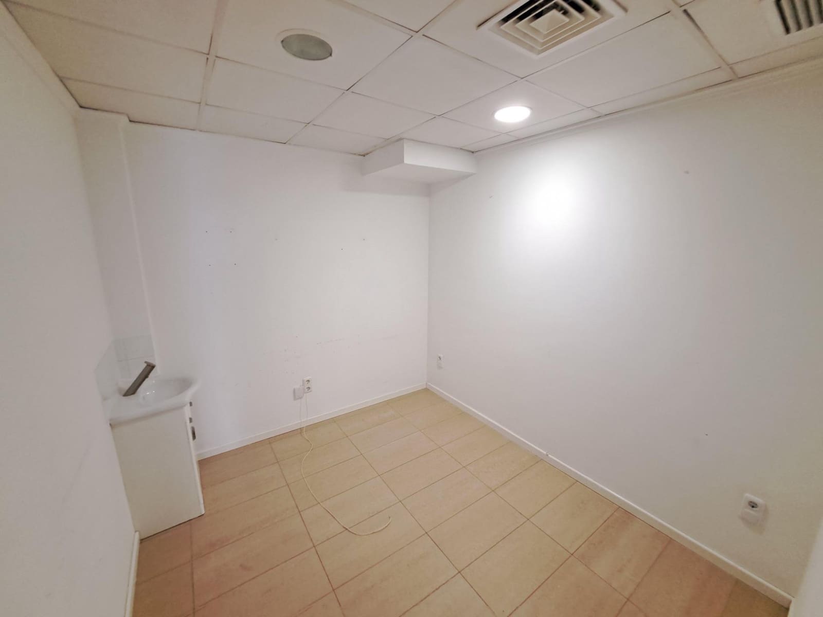 Commercial for sale in Alzira - € 190,000 (Ref: 8597390)