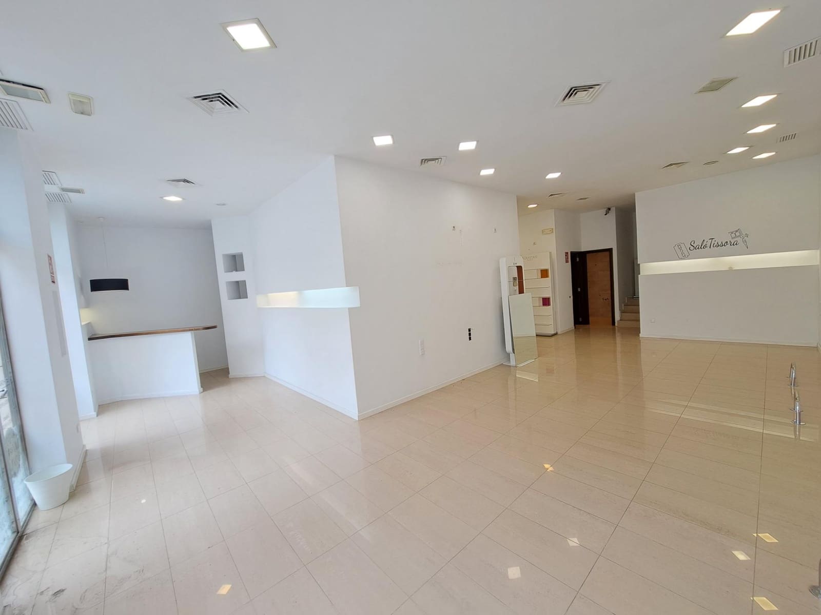 Commercial for sale in Alzira - € 190,000 (Ref: 8597390)
