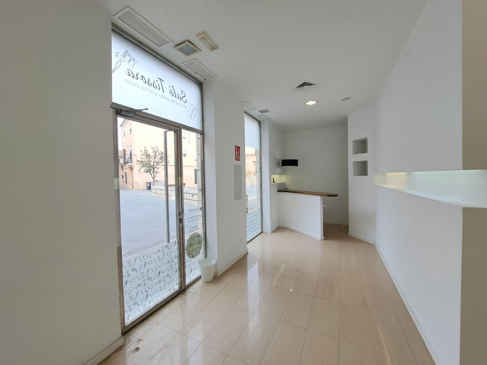 Commercial for sale in Alzira - € 190,000 (Ref: 8597390)