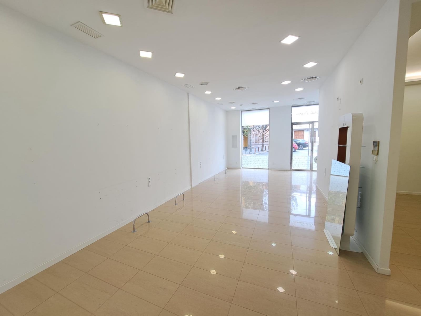 Commercial for sale in Alzira - € 190,000 (Ref: 8597390)