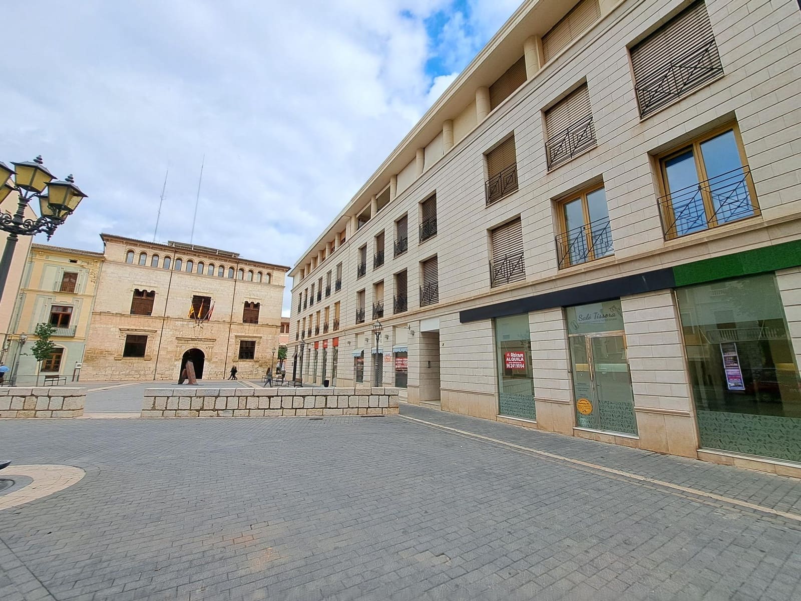 Commercial for sale in Alzira - € 190,000 (Ref: 8597390)