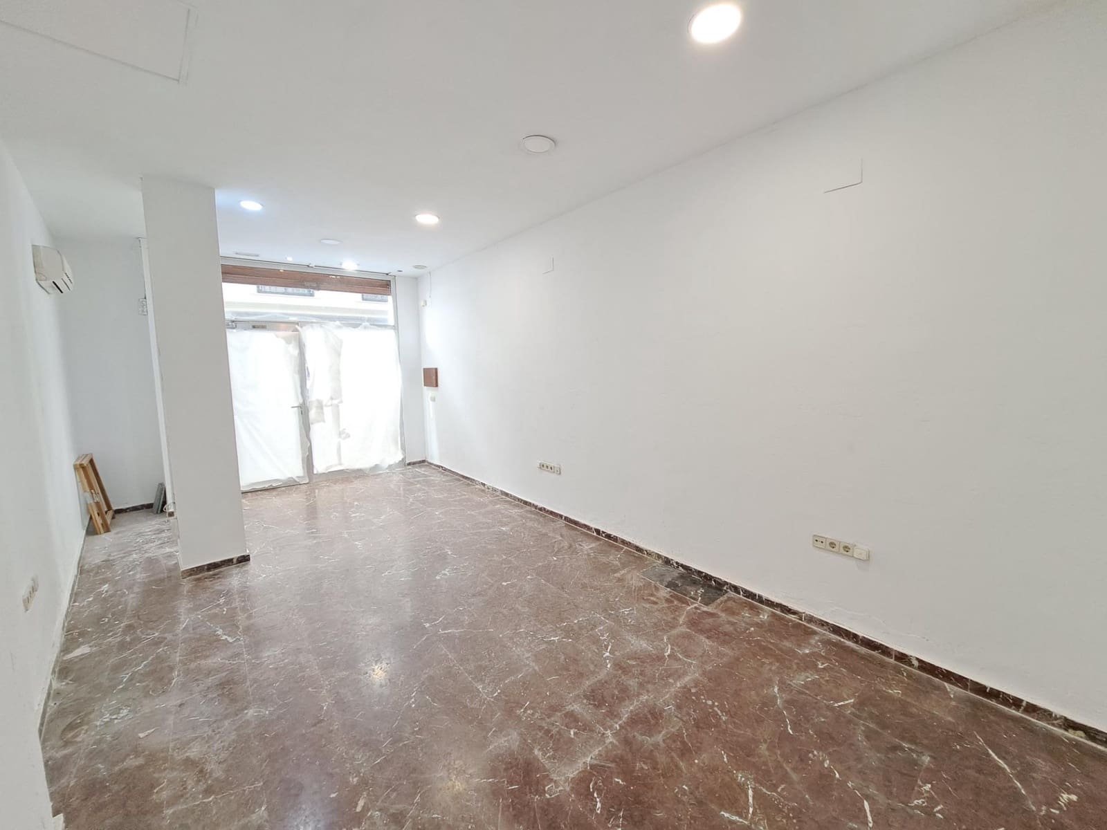 Comercial para venda em Alzira - 88 000 € (Ref: 8741754)
