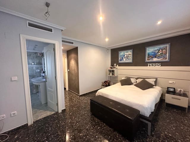 5 sovrum Radhus till salu i Alzira med garage - 325 000 € (Ref: 8770550)