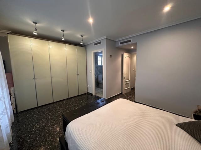 5 sovrum Radhus till salu i Alzira med garage - 325 000 € (Ref: 8770550)