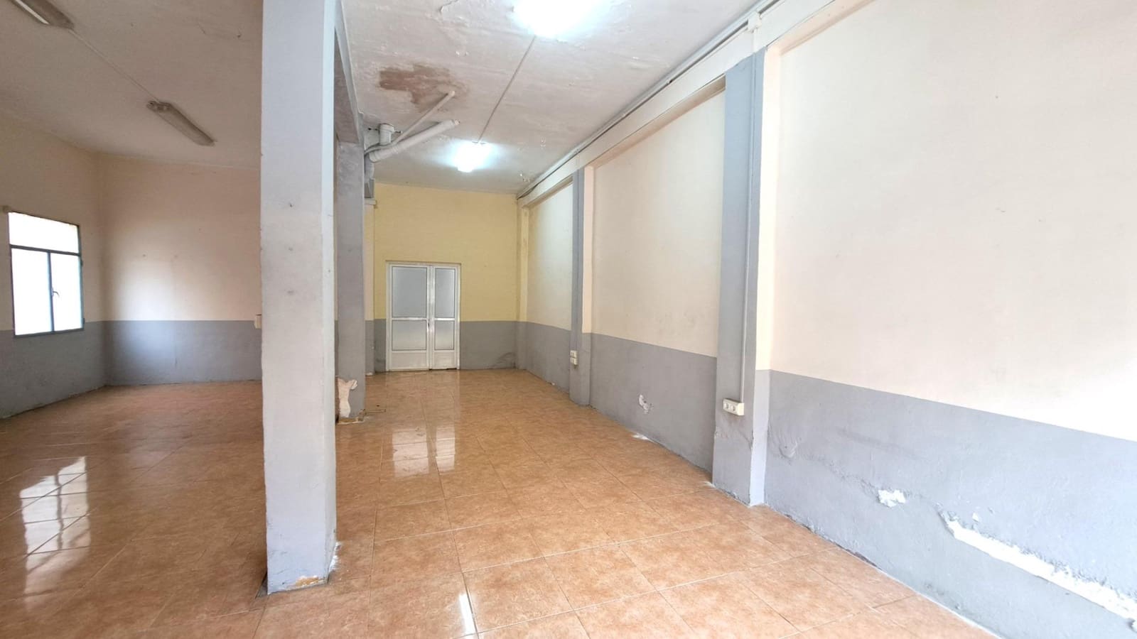 Commercial for sale in Carcaixent - € 80,000 (Ref: 8888369)