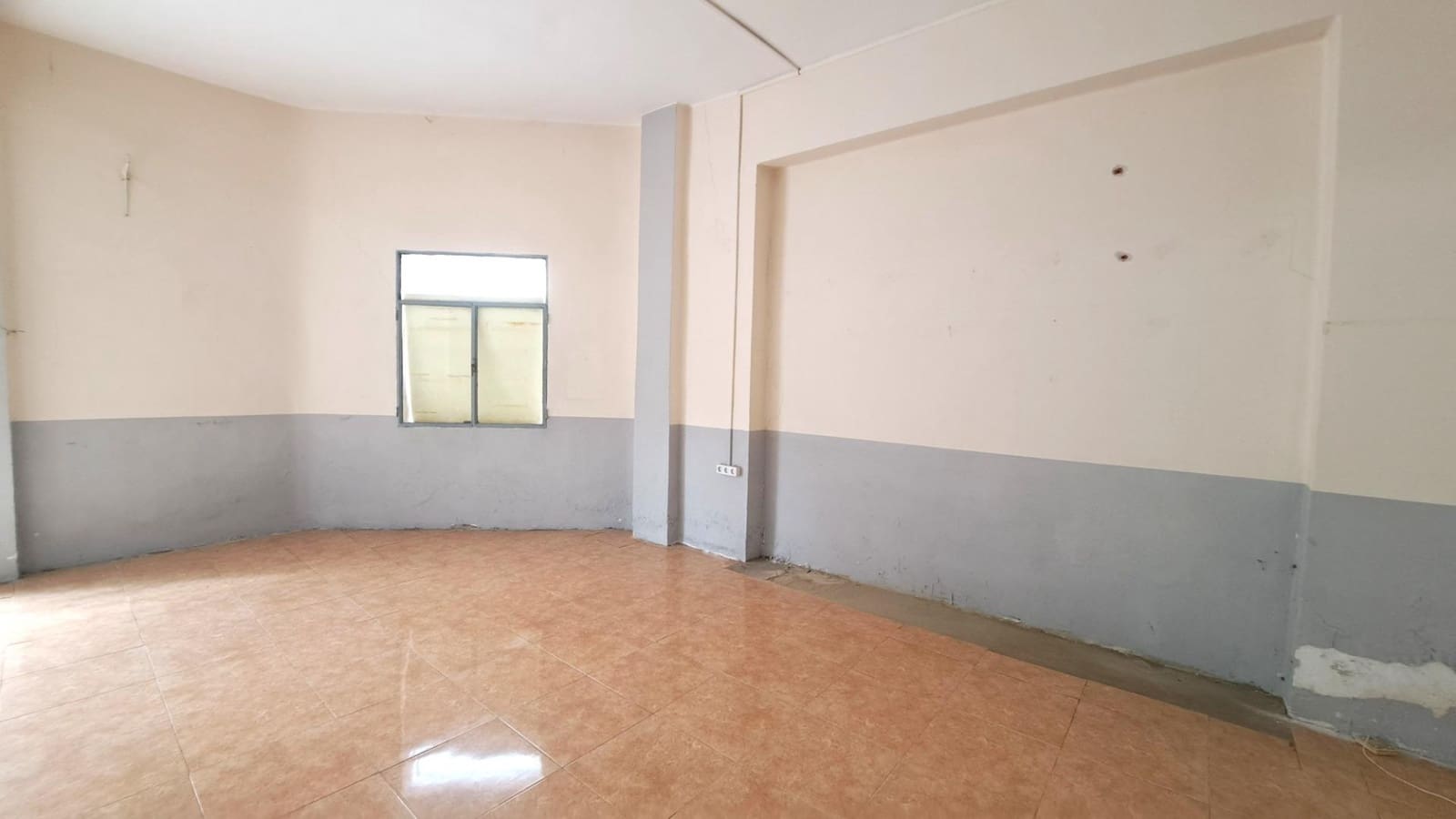 Commercial for sale in Carcaixent - € 80,000 (Ref: 8888369)