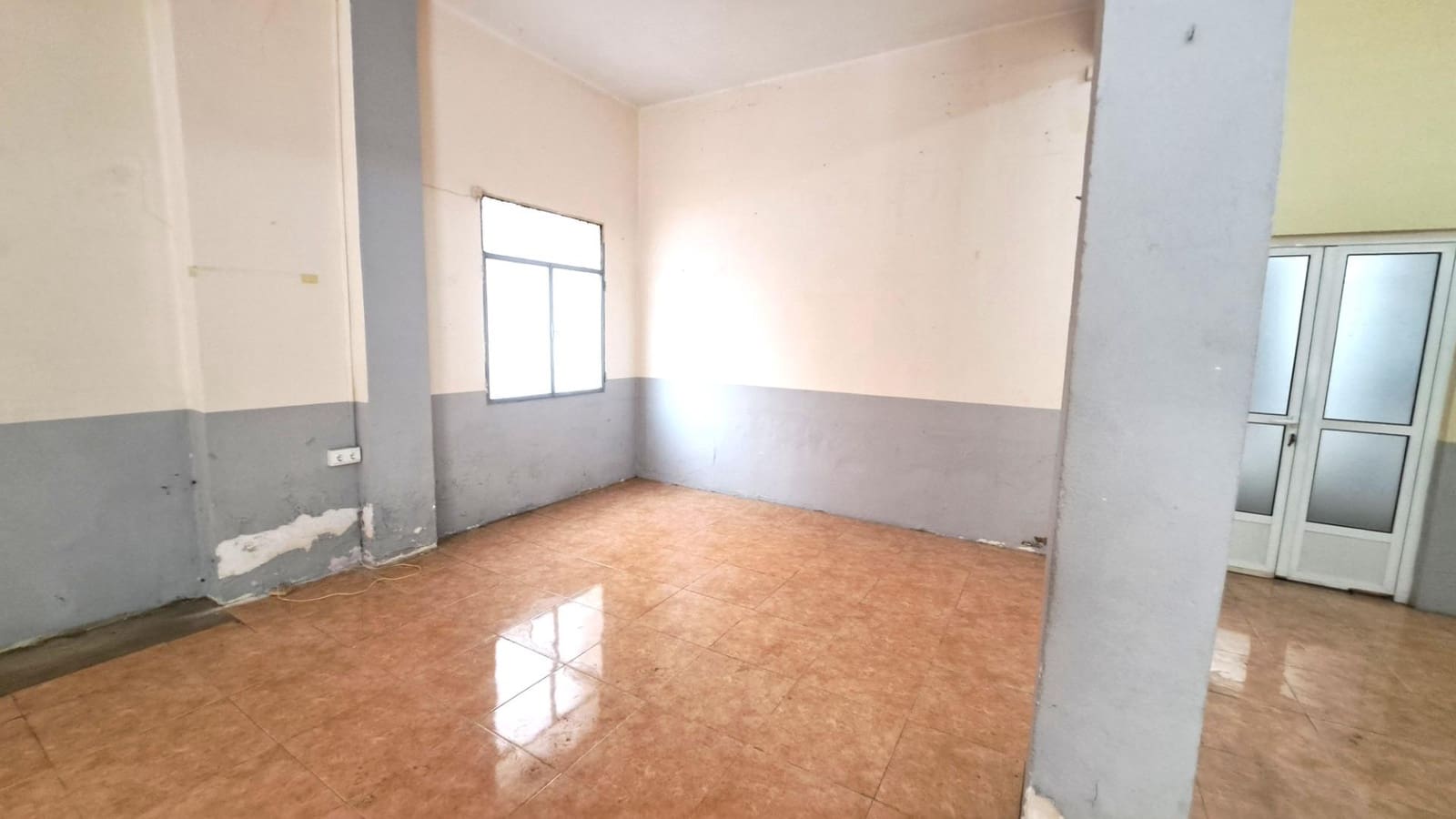 Commercial for sale in Carcaixent - € 80,000 (Ref: 8888369)