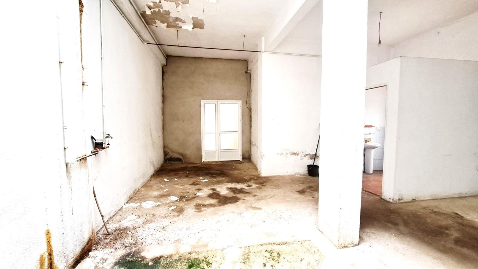 Commercial for sale in Carcaixent - € 80,000 (Ref: 8888369)