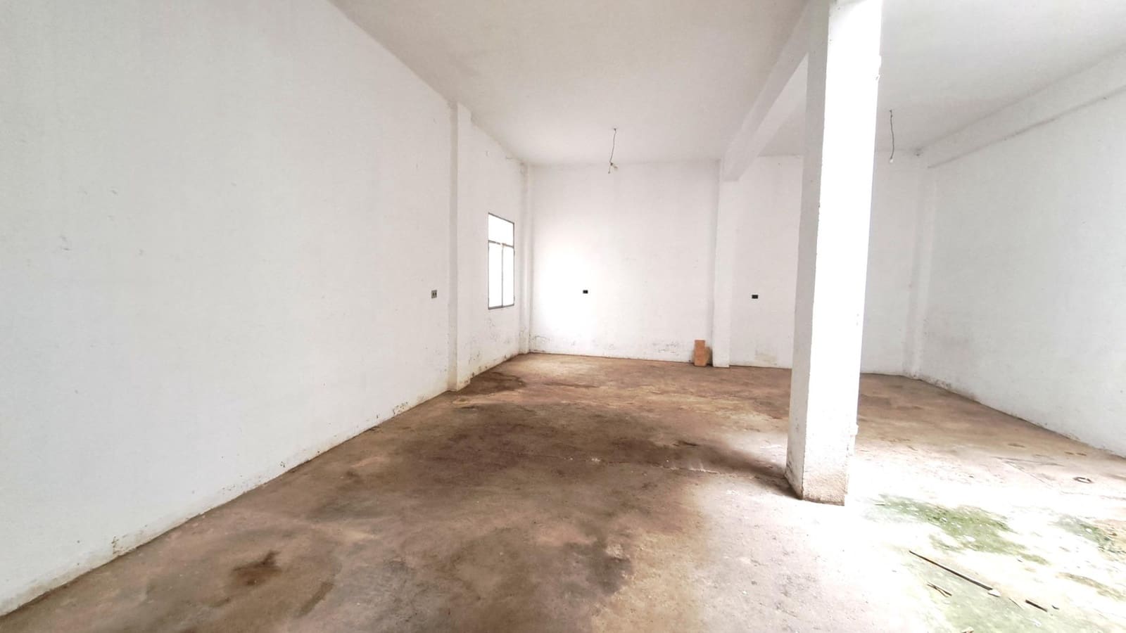 Commercial for sale in Carcaixent - € 80,000 (Ref: 8888369)