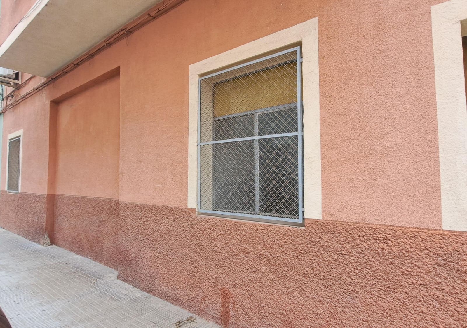 Commercial for sale in Carcaixent - € 80,000 (Ref: 8888369)