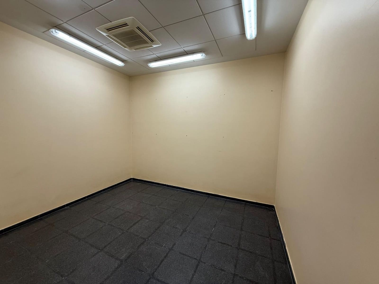 Virksomhed til salg i Valencia by - € 1.000.000 (Ref: 9110197)