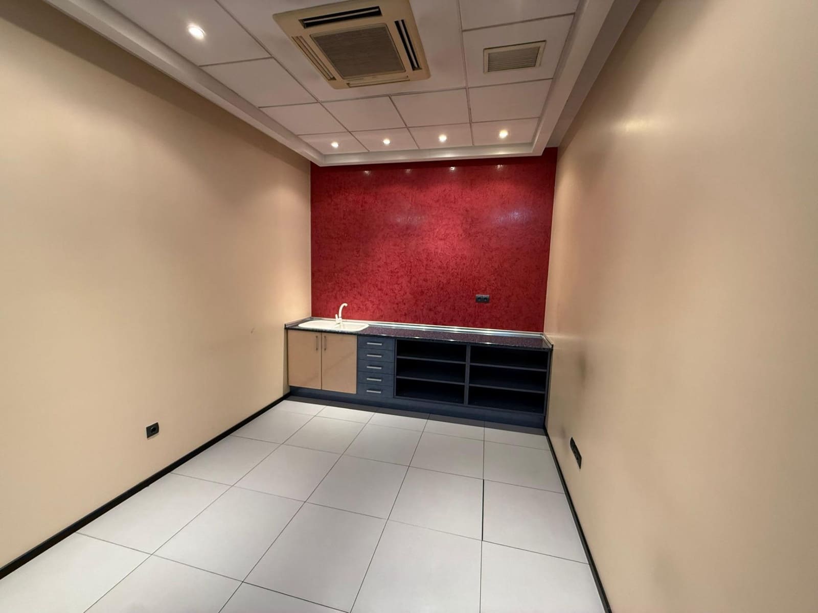 Virksomhed til salg i Valencia by - € 1.000.000 (Ref: 9110197)