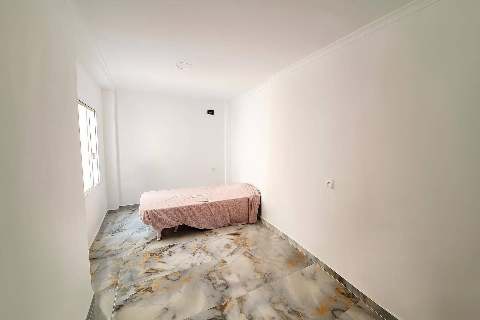 Casa de 4 habitaciones en Alzira en venta - 120.000 € (Ref: 9188396)