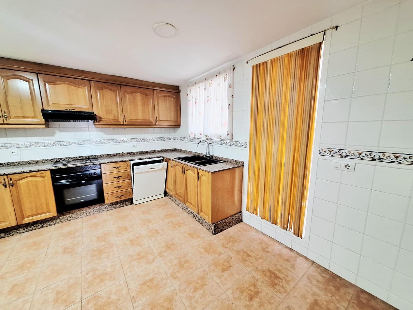 3 soveværelse Rækkehus til leje i Carcaixent - € 950 (Ref: 9297167)