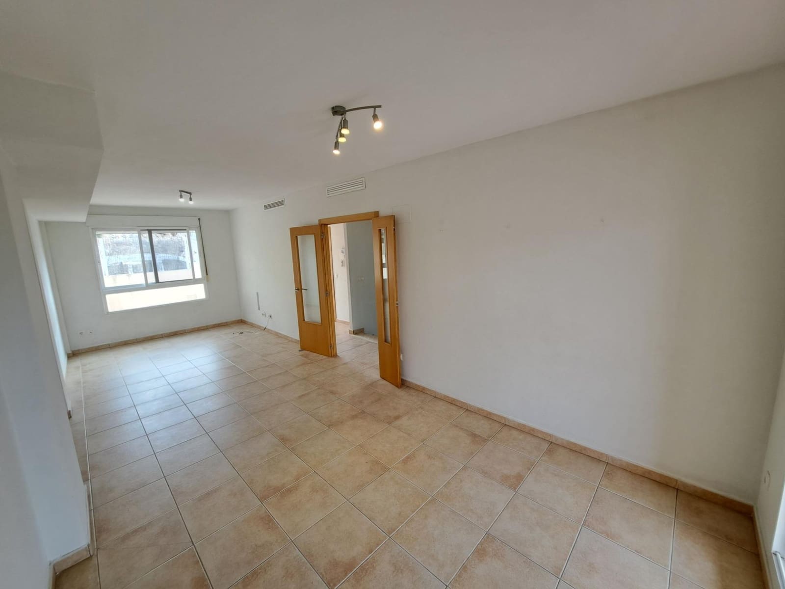 Adosado de 3 habitaciones en Alzira en alquiler con garaje - 850 € (Ref: 9453251)