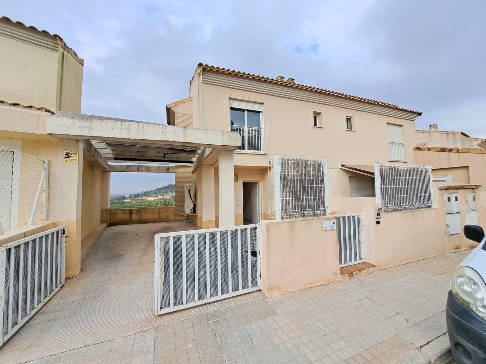 Adosado de 3 habitaciones en Alzira en alquiler con garaje - 850 € (Ref: 9453251)