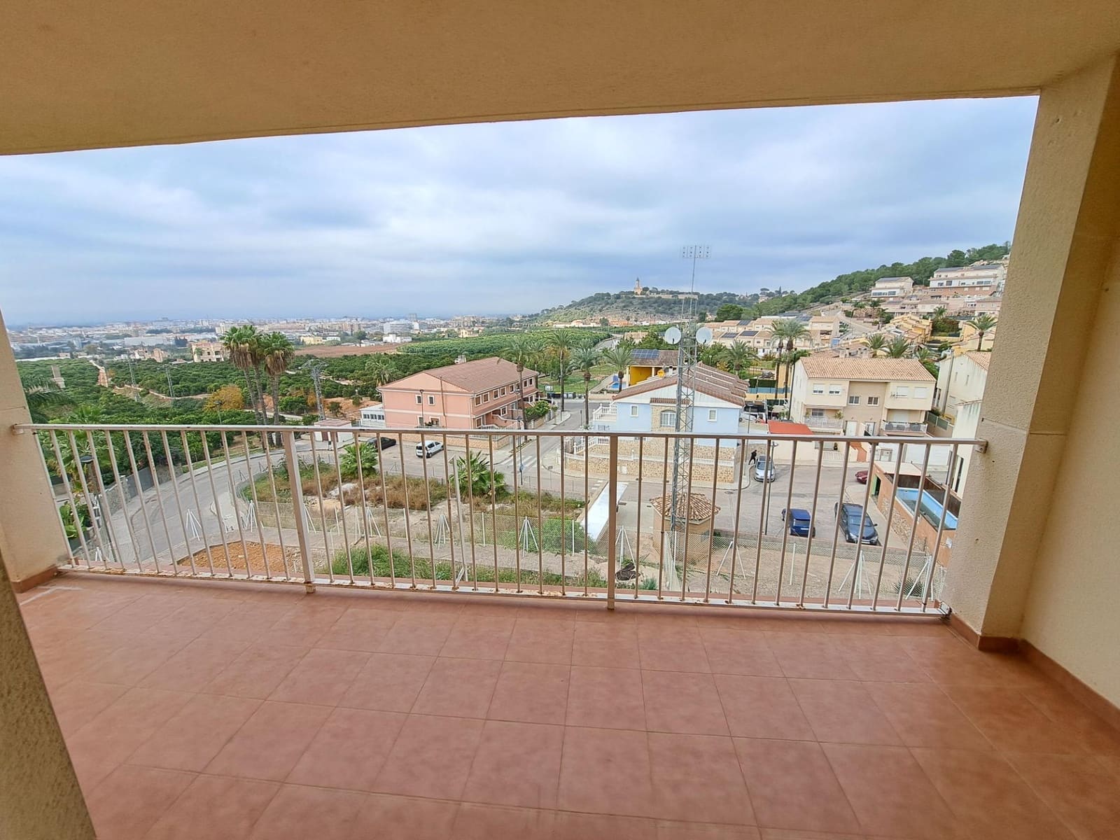 Adosado de 3 habitaciones en Alzira en alquiler con garaje - 850 € (Ref: 9453251)