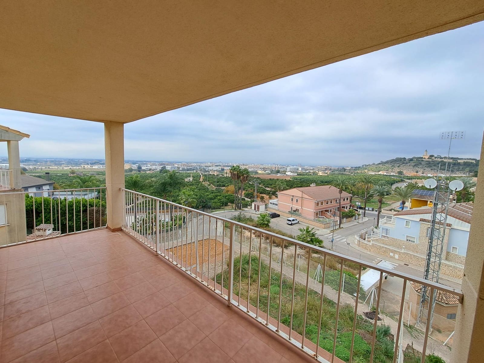 Adosado de 3 habitaciones en Alzira en alquiler con garaje - 850 € (Ref: 9453251)