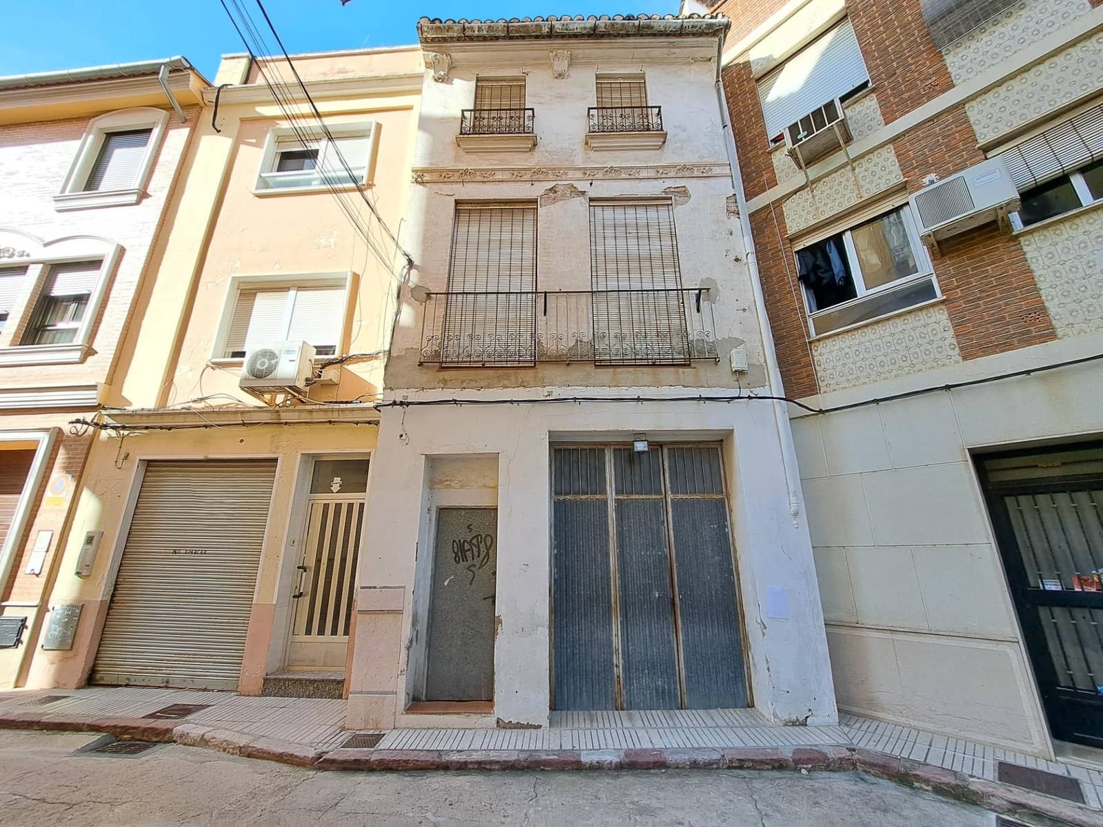 4 makuuhuone Omakotitalo myytävänä paikassa Alzira mukana 
autotalli - 48 000 € (Ref: 9508843)