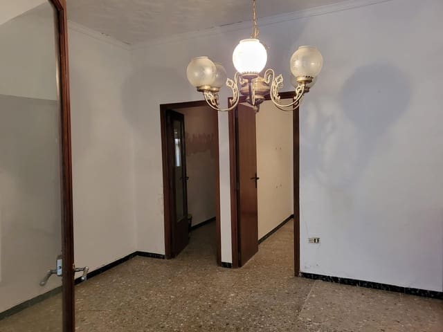 5 bedroom Apartment for sale in Alzira with garage - € 155,000 (Ref: 9738534)